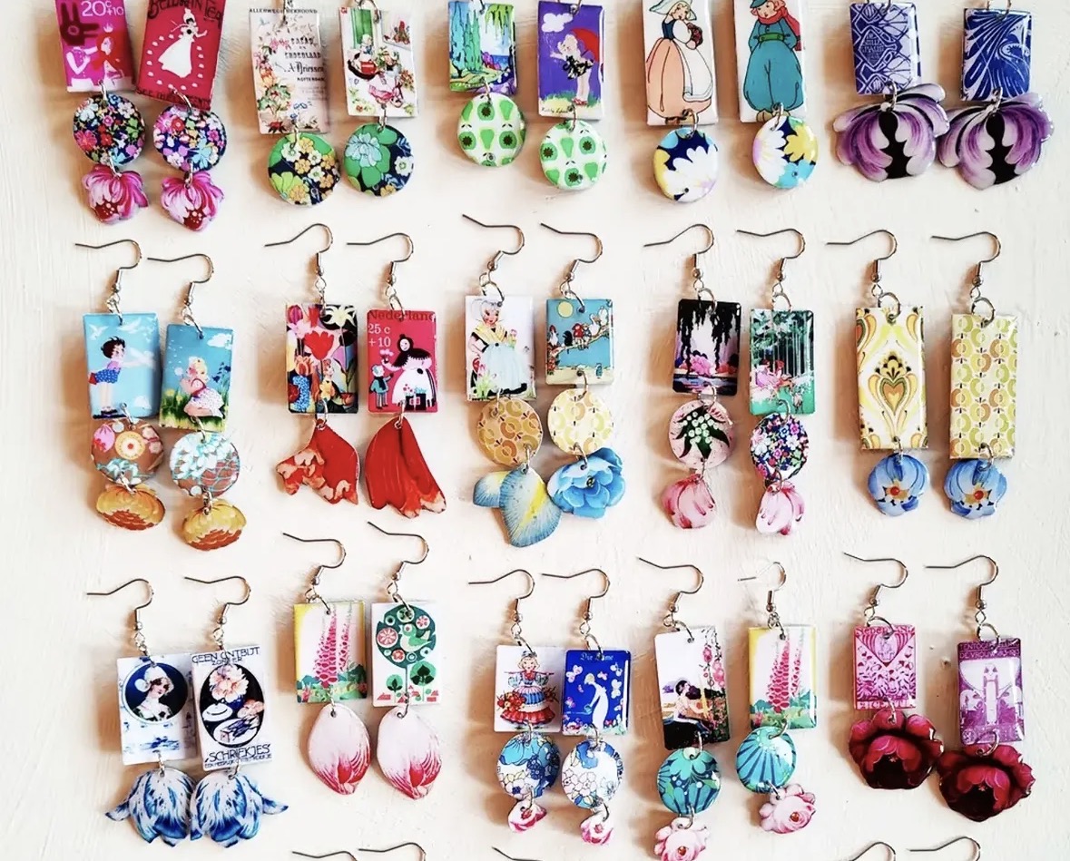 Handgemaakte oorbellen uitgestald op de Art & Craft Market