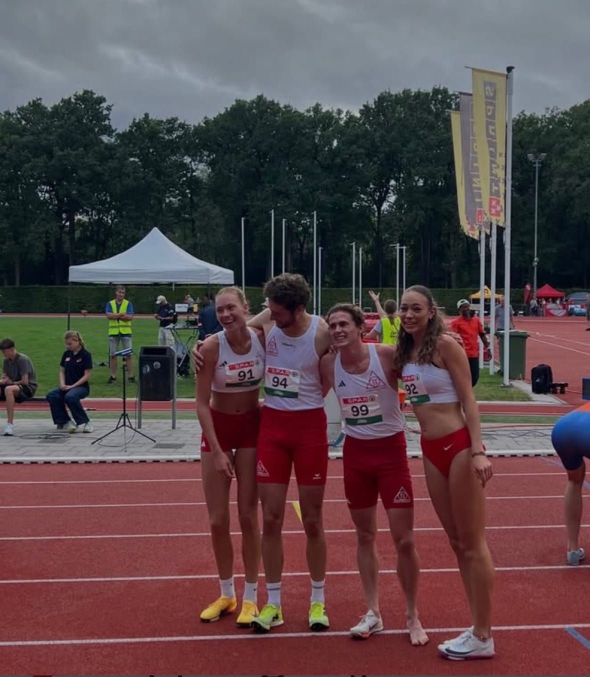 Vier atleten van AV’23 na hun onderdeel op de atletiekbaan