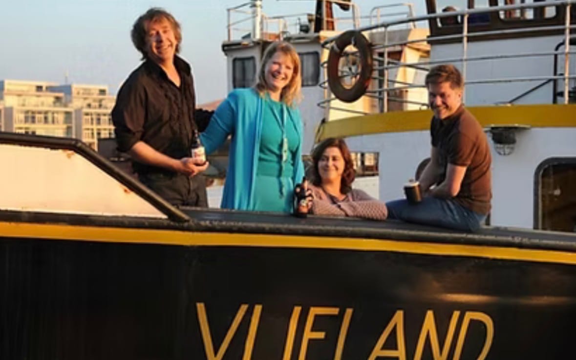 Vier buurtgenoten aan boord van een schip in de haven bij Borneo Eiland