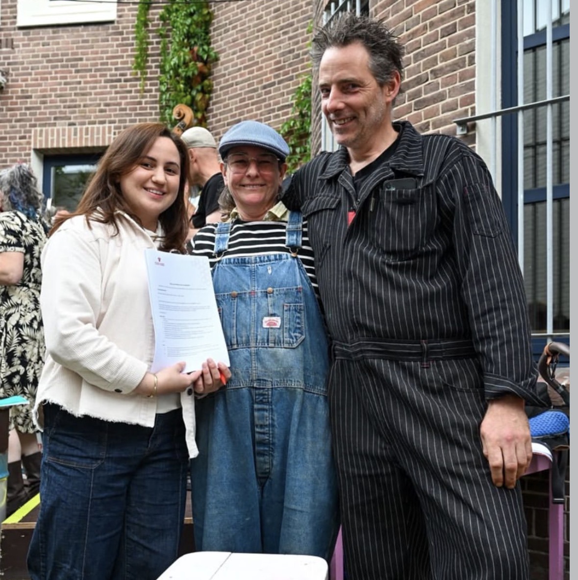 Elixer en Eigen Haard tekenen het wijkpartnerschap tijdens de opening