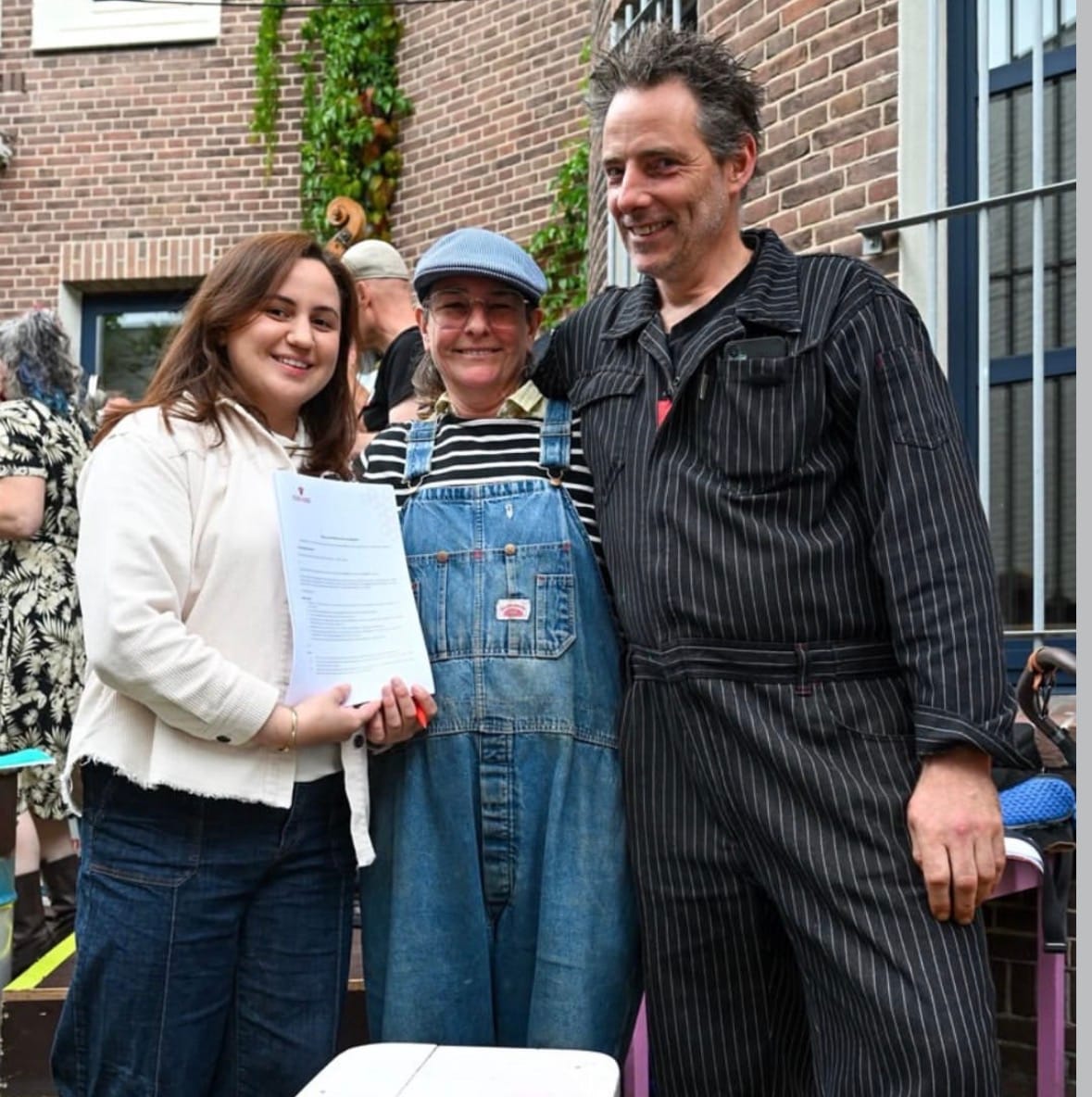 Elixer en Eigen Haard tekenen het wijkpartnerschap tijdens de opening
