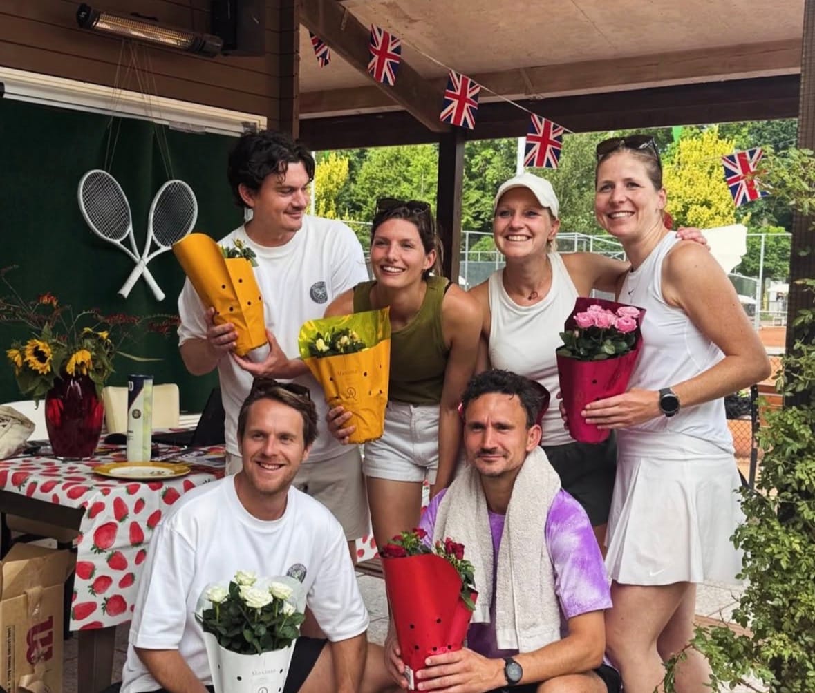 De commissie van De Meer Open krijgt bloemen als dank voor de toernooiweek (foto aangeleverd door De Meer Tennis)