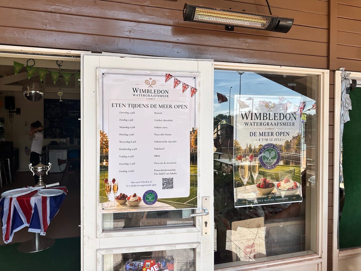 Het menu van de tennisweek, op z’n Wimbledons aangeplakt bij het clubhuis