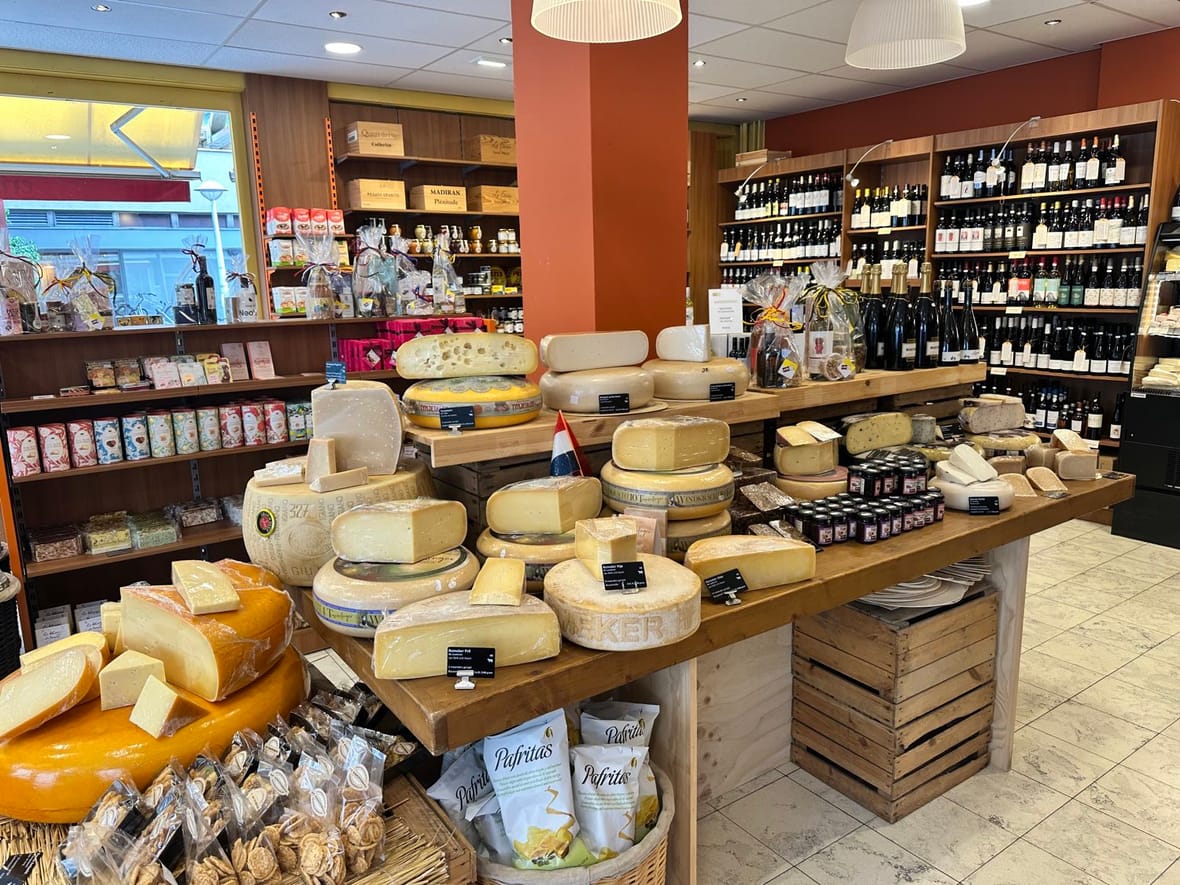 Het uitgebreide kaasassortiment van Erik’s Delicatessen op het Christiaan Huygensplein
