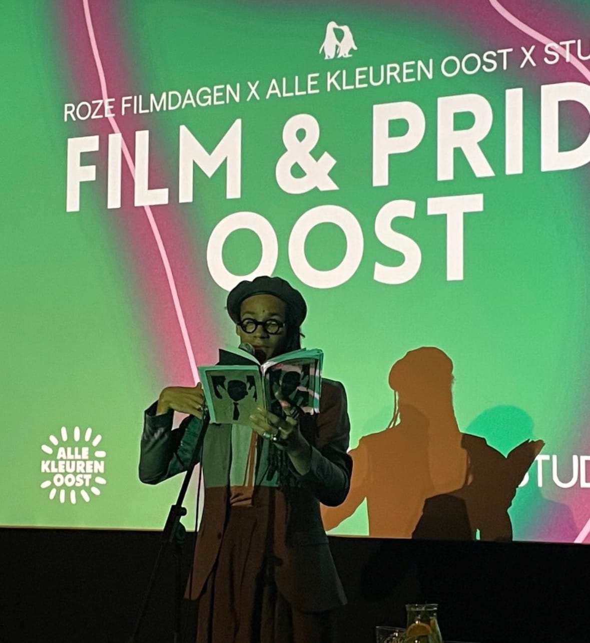 Spoken word-performance van M. Alberto voor het scherm van Film & Pride Oost