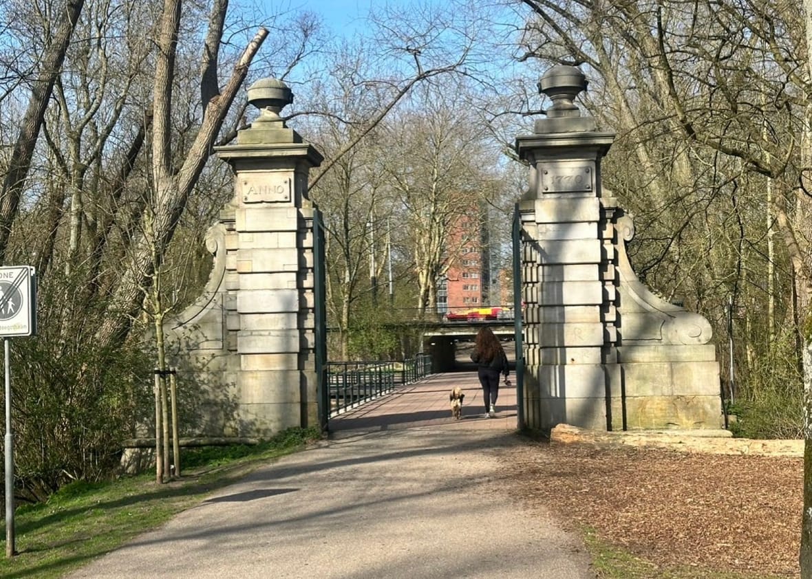 De monumentale toegangspoort van het Flevopark