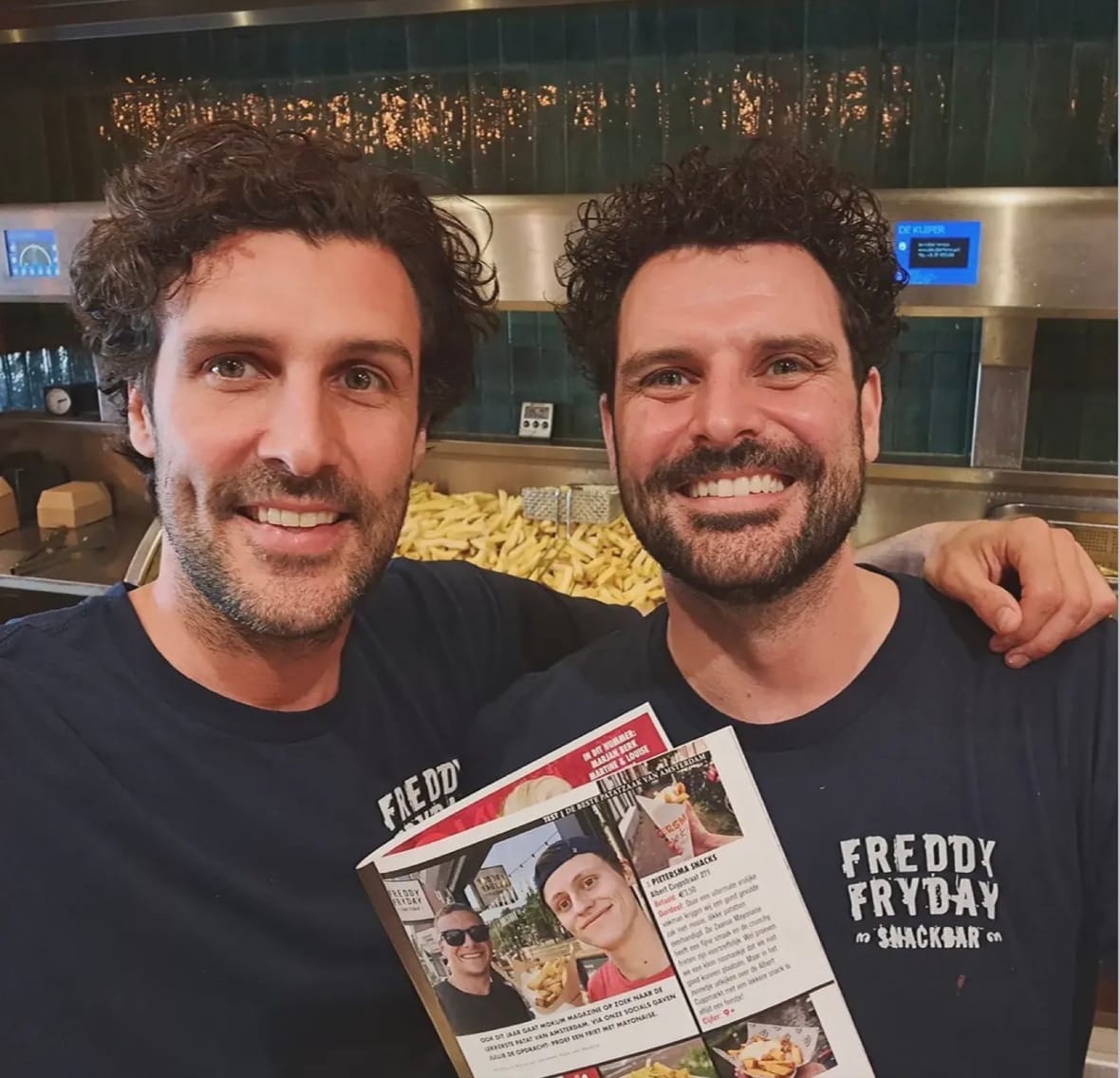 De eigenaren van Freddy Fryday met het exemplaar van Mokum Magazine in de zaak