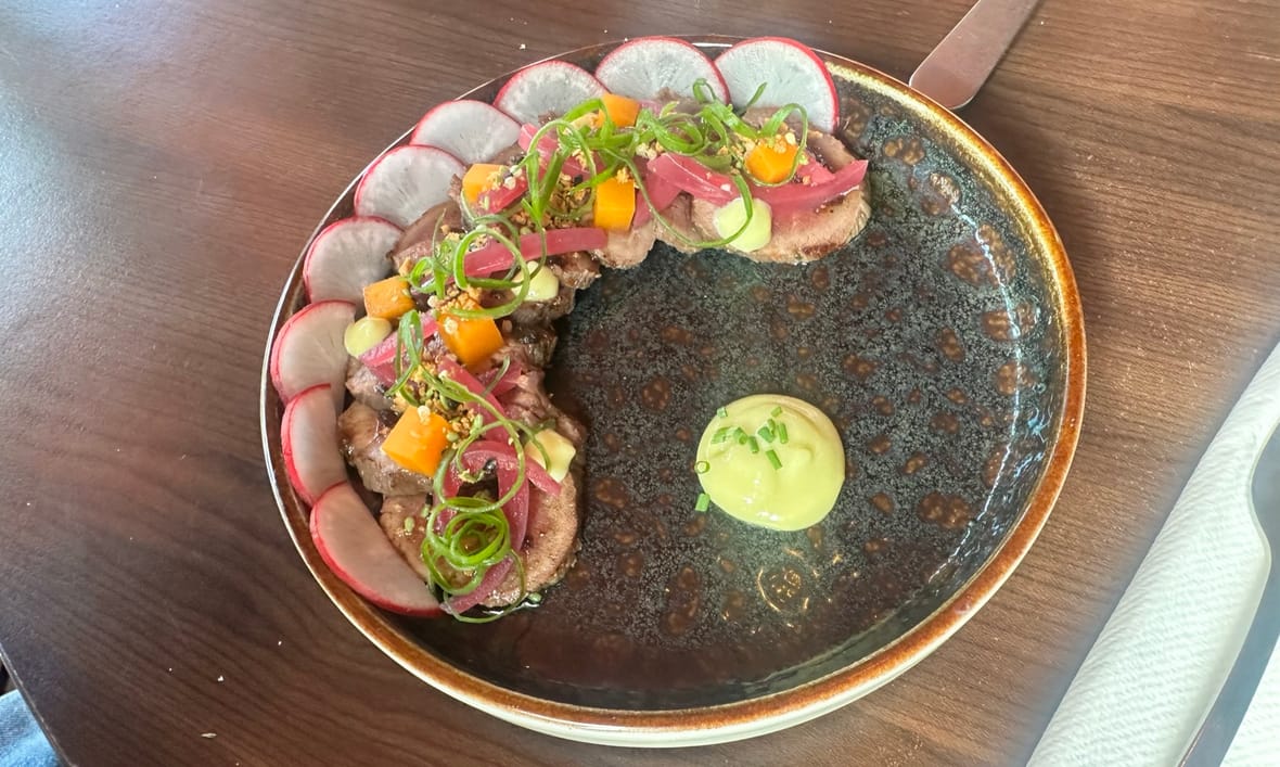 Beef tataki met truffel-teriyaki, radijs en wasabi-crumble