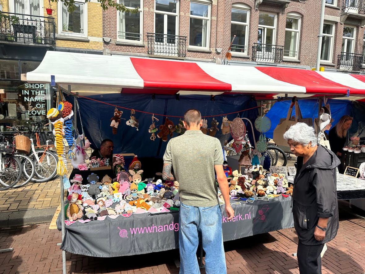 Een kraam met handgemaakte gehaakte knuffels trekt bekijks tijdens het Indische Buurt Festival