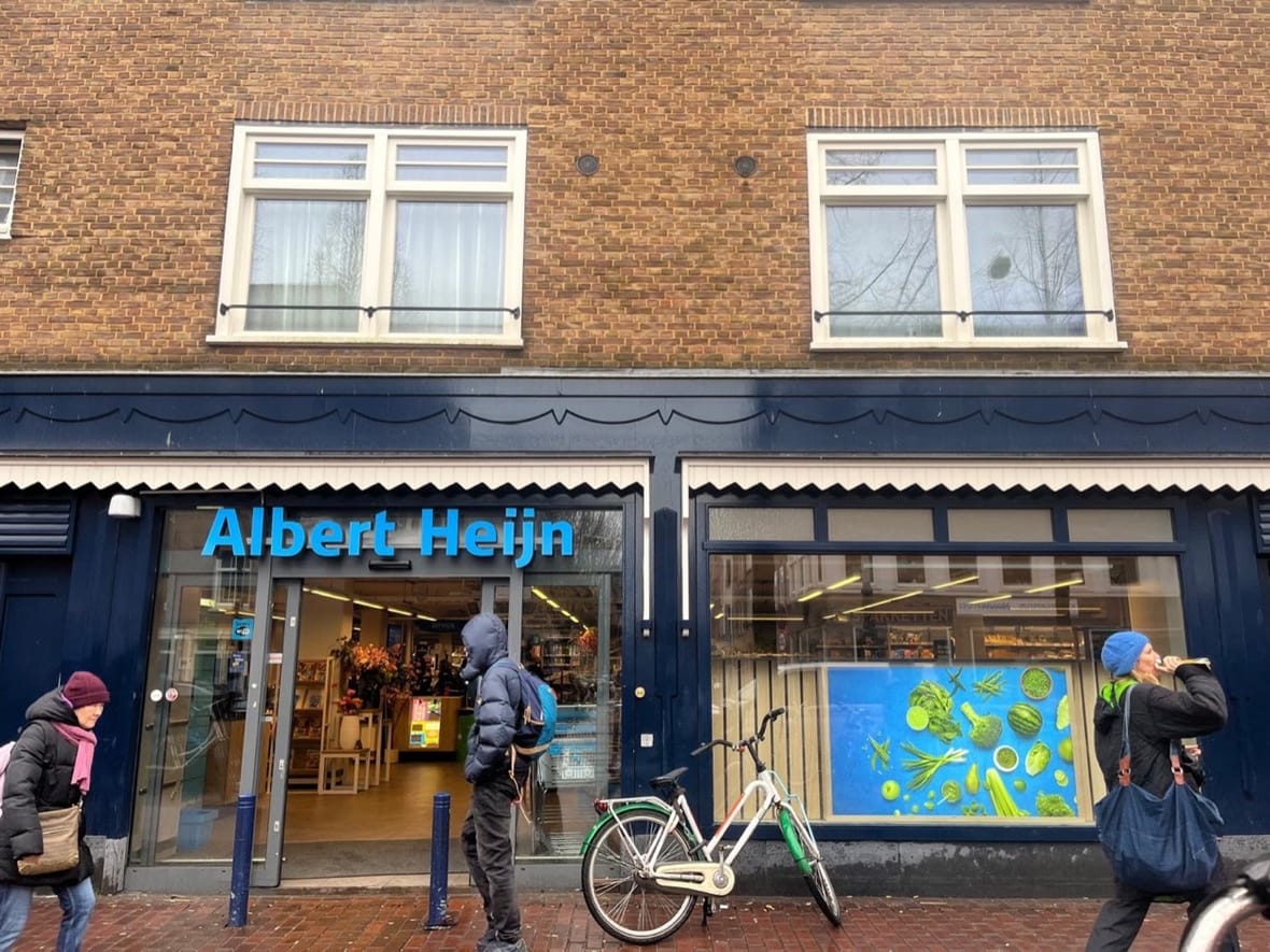 De Albert Heijn aan de Molukkenstraat, op de plek van een voormalige synagoge