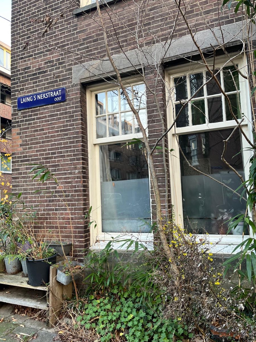 Michel Waterman bekijkt met de crew van De Joodse Stad het voormalige winkelwoonhuis van zijn grootmoeder in de Laing’s Nekstraat
