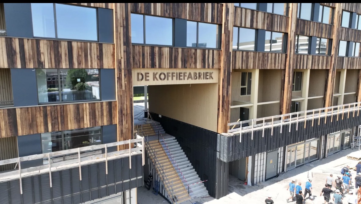 De entree van de Koffiefabriek, met het gebouw nog in de laatste bouwfase