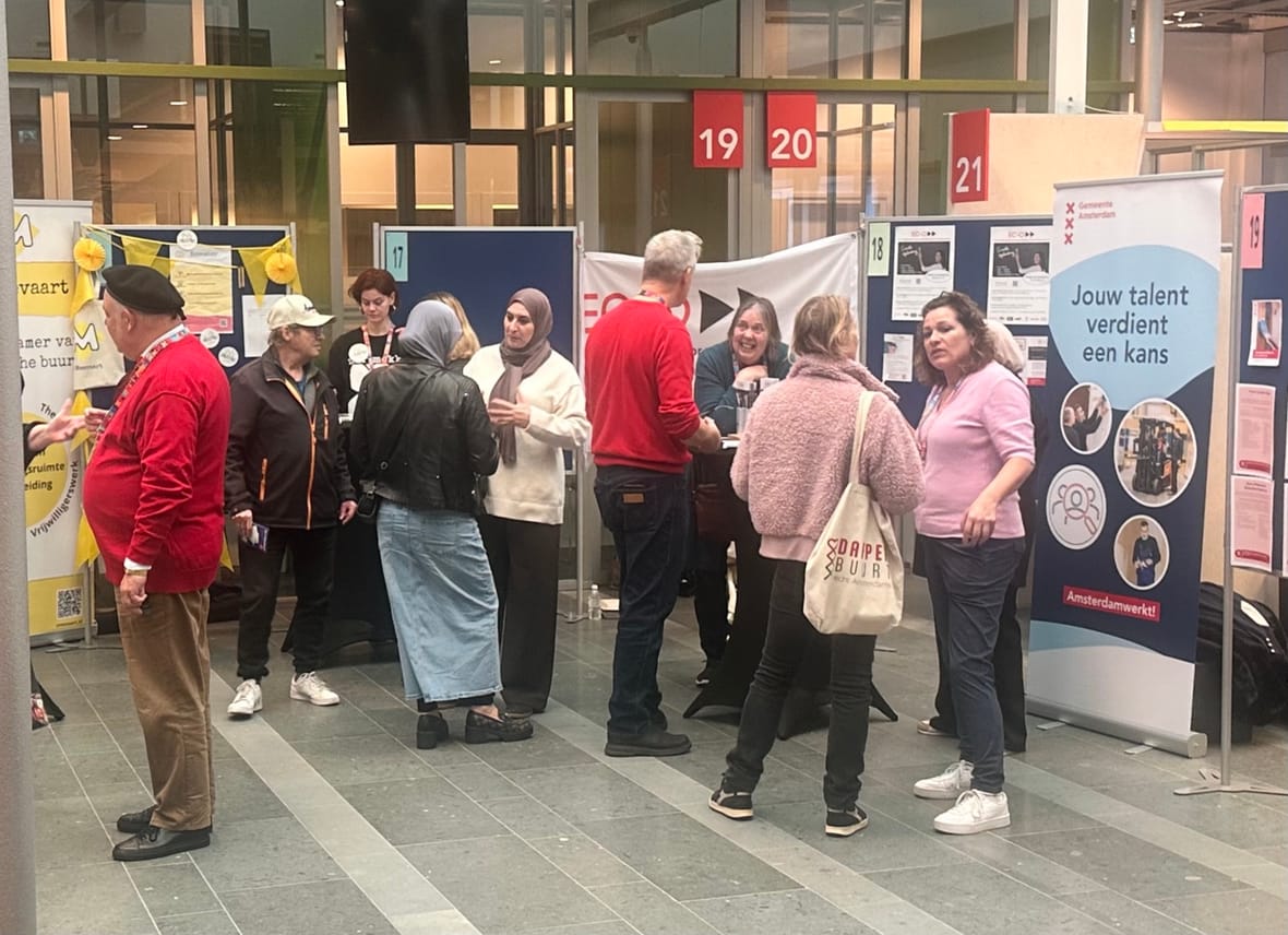 Bezoekers in gesprek bij informatiekramen tijdens Kracht van Oost vorig jaar in het stadsdeelkantoor