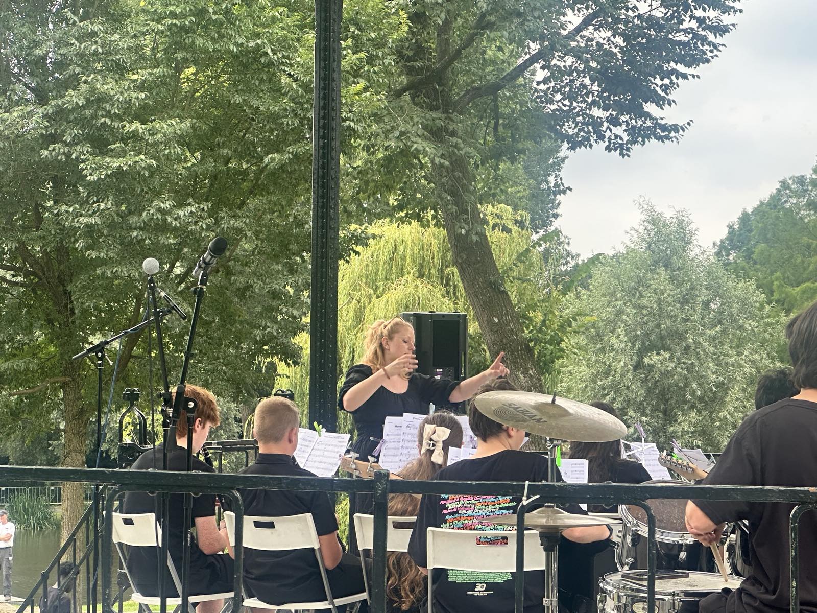 Dirigent Abby dirigeert het jeugdorkest van de Knole Academy in de Muziekkoepel