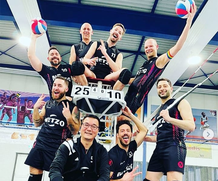 Netzo-spelers vieren een overwinning bij het scorebord