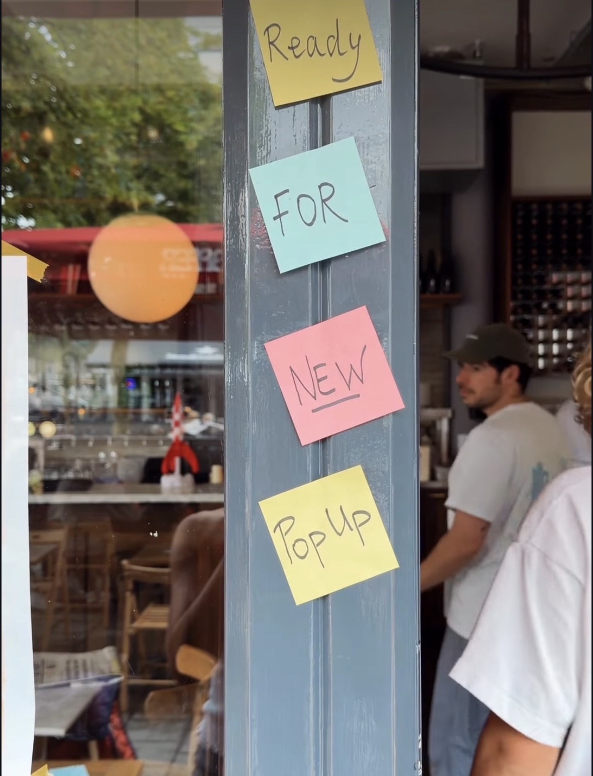 De ingang van Café Dapper met post-its op de deurpost: ‘Ready for new pop up’