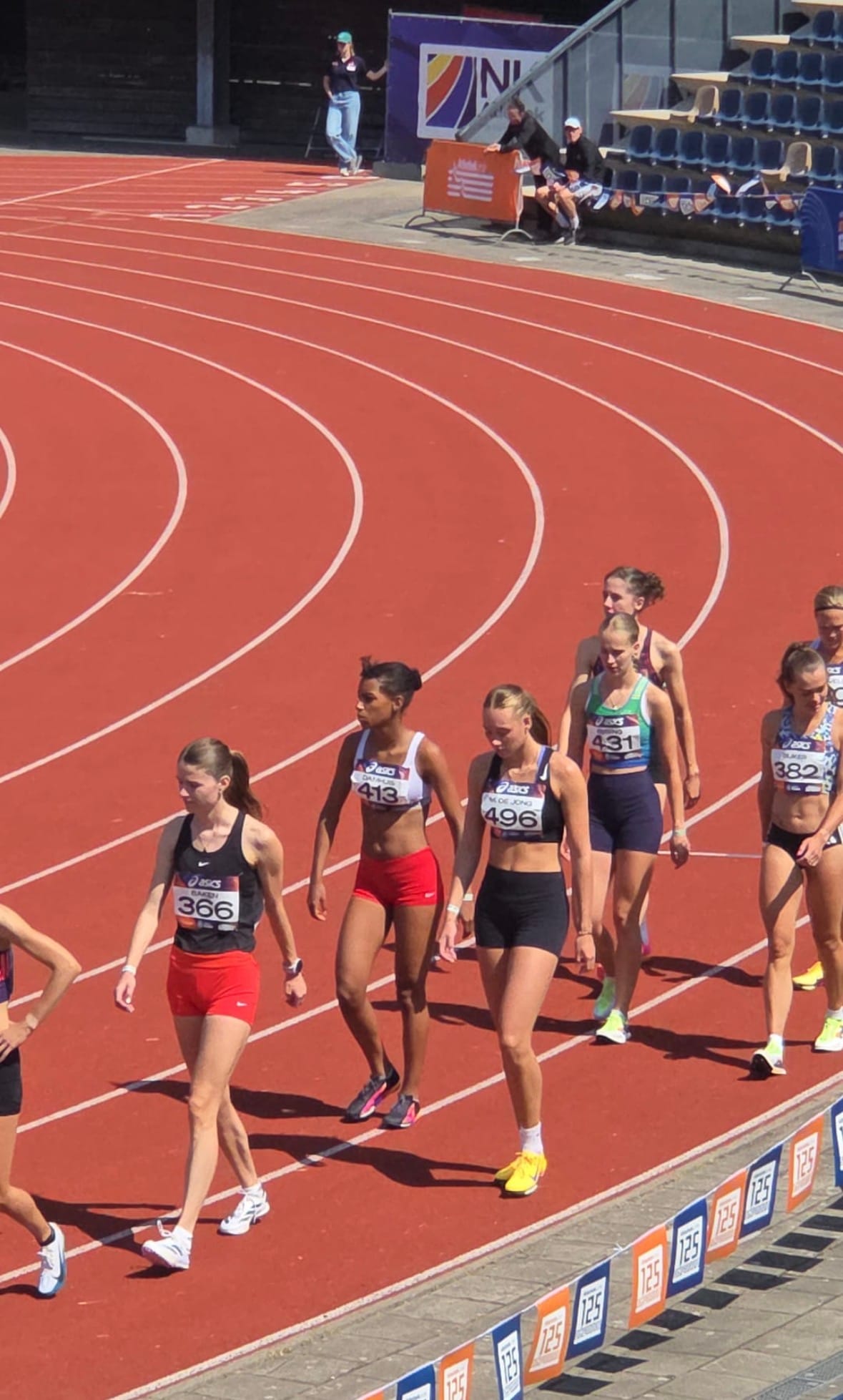 Maud de Jong (nummer 496) loopt uit tijdens het NK Atletiek