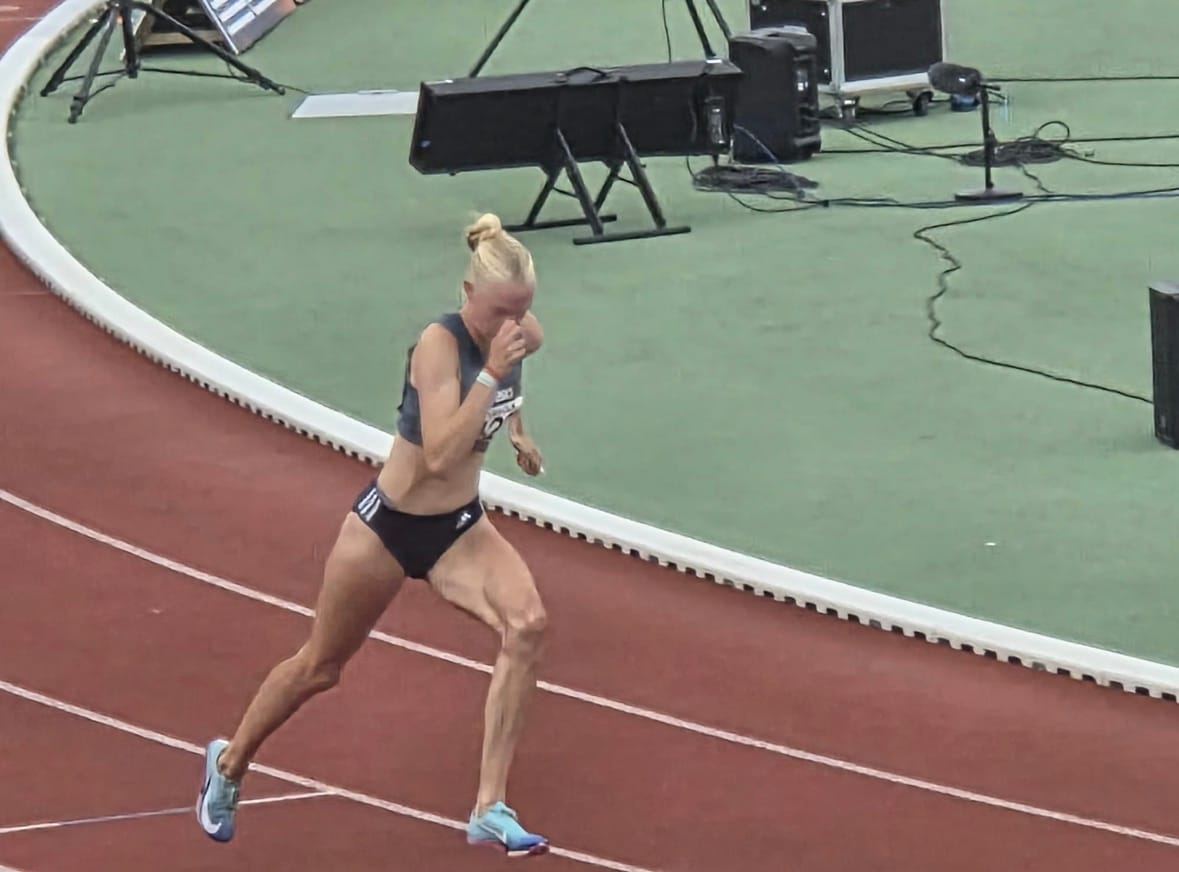 Roos van Dijk zet af tijdens haar race op het NK Atletiek