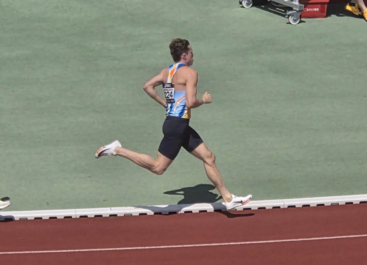 Vasco Mosselman in actie op de baan tijdens het NK Atletiek