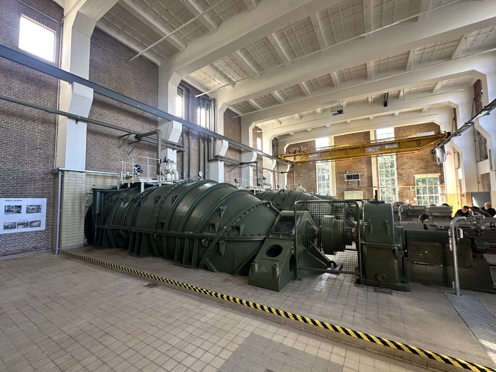 Het interieur van Gemaal Zeeburg, met de grote groene pompen die water uit de Amsterdamse grachten wegpompen