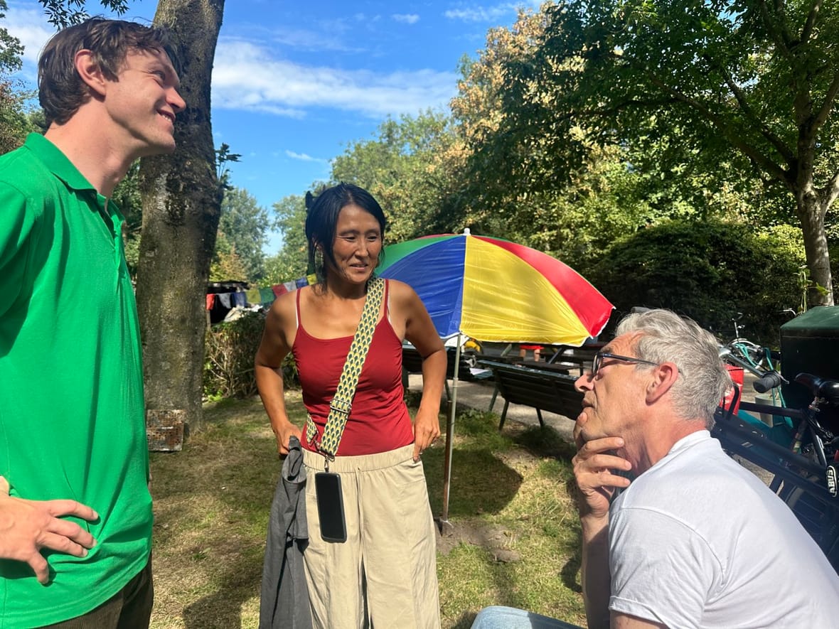 Dirk Zaal in gesprek met twee vrijwilligers van Parknest