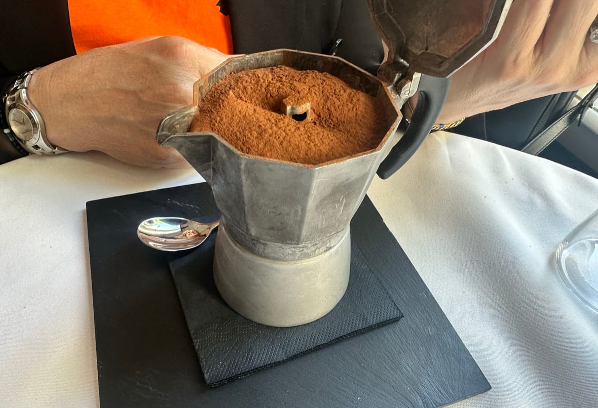 De tiramisu wordt geserveerd in een percolator