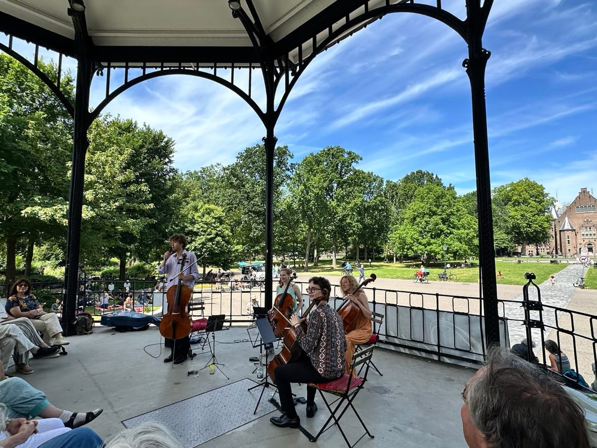 Vanuit de muziekkoepel klinkt de muziek door het hele park