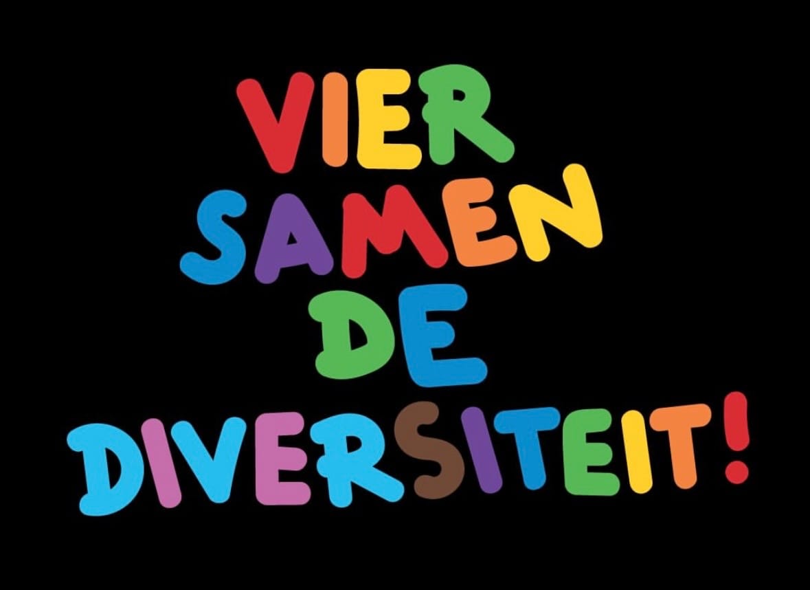 Het motto van Pride Oost 2026 in regenboogletters: ‘Vier samen de diversiteit!’