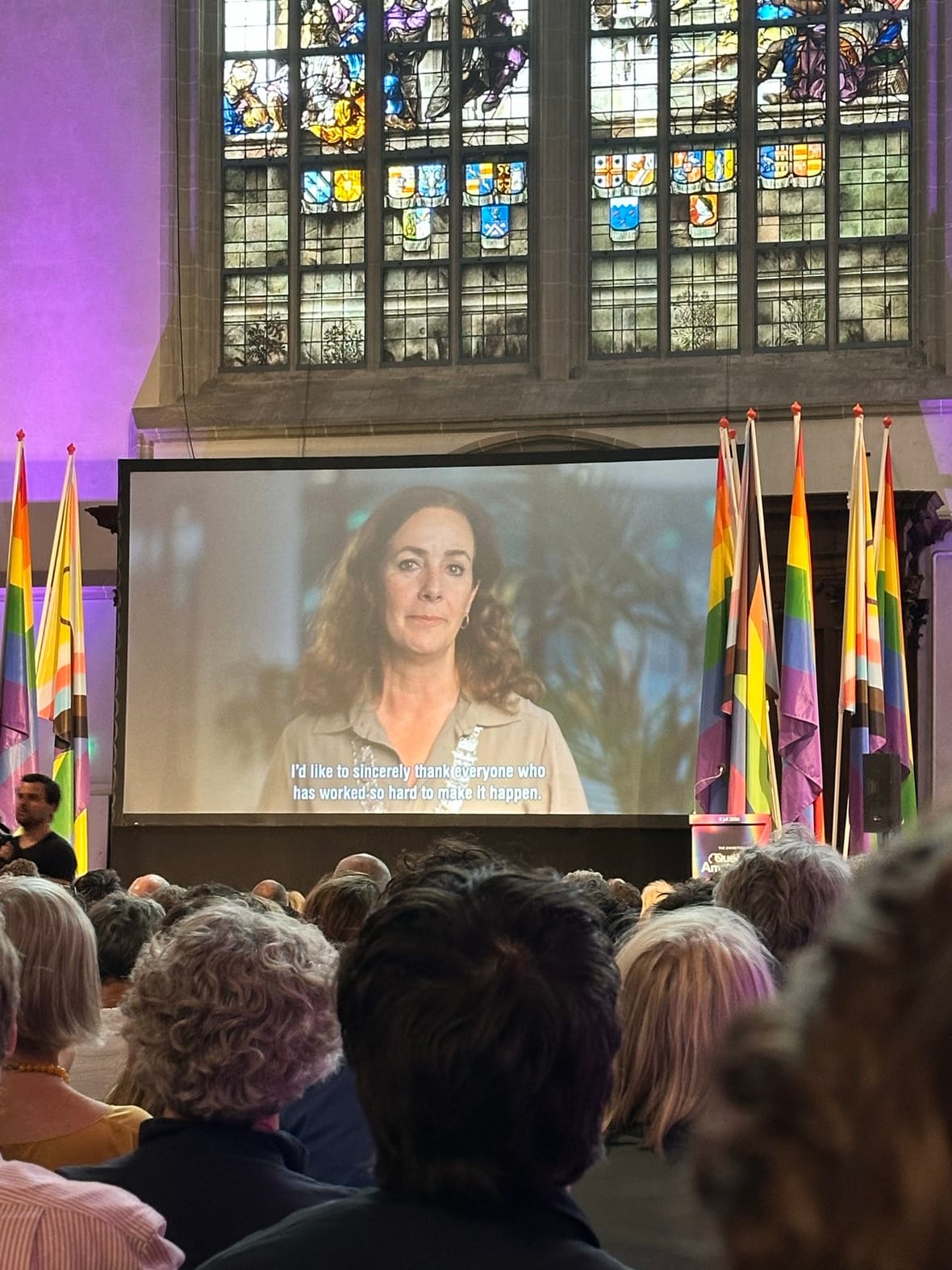 Burgemeester Femke Halsema spreekt de zaal toe via een videoboodschap