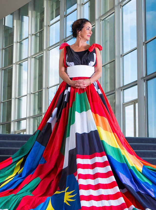 De Amsterdam Rainbow Dress, met een doorsnede van zestien meter, bestaat uit vlaggen van landen waar een lhbtiqa+-identiteit strafbaar is