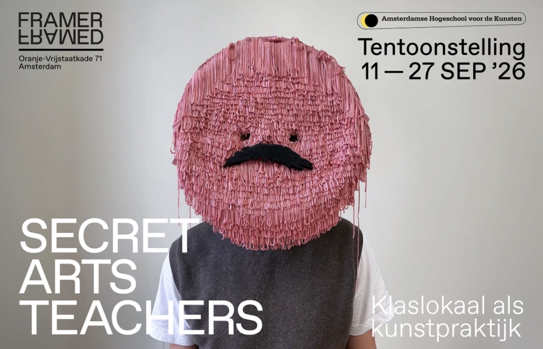 Campagnebeeld van Secret Arts Teachers: iemand met een roze gebreid masker in de vorm van een portret
