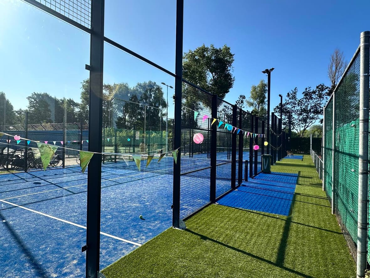 De versierde padelbanen van TV Tie-Breakers, met een baan in gebruik op de achtergrond