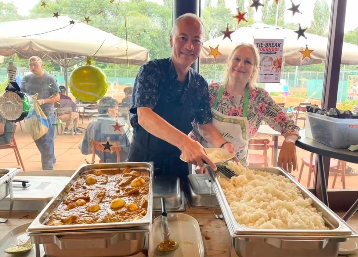 Vrijwilligers scheppen het weekmenu op tijdens het Open Toernooi van Tie-Breakers