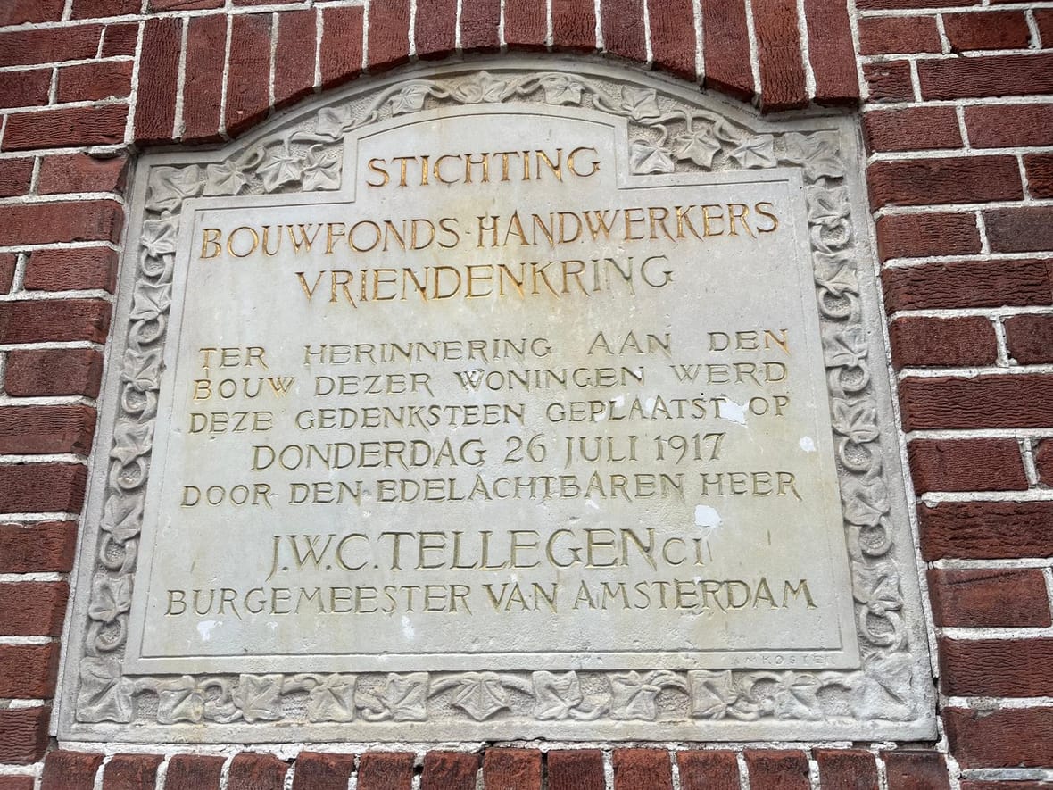 Gedenksteen uit 1917 van de Stichting Bouwfonds Handwerkers Vriendenkring aan een gevel in de Transvaalbuurt