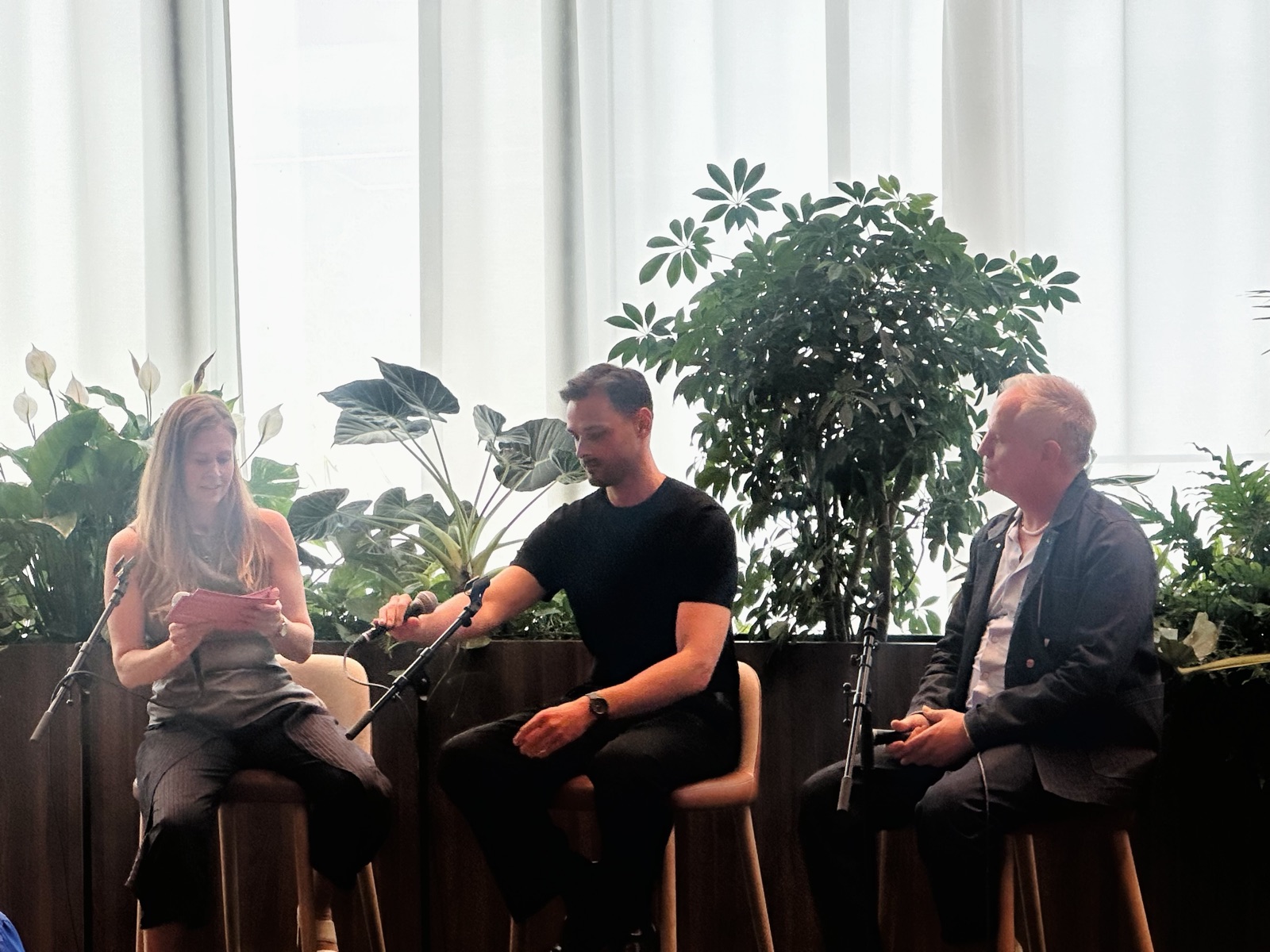 Jonne ter Braak in gesprek met Arnout van Krimpen en Thomas van Dun tijdens de opening van Unfolded Voices