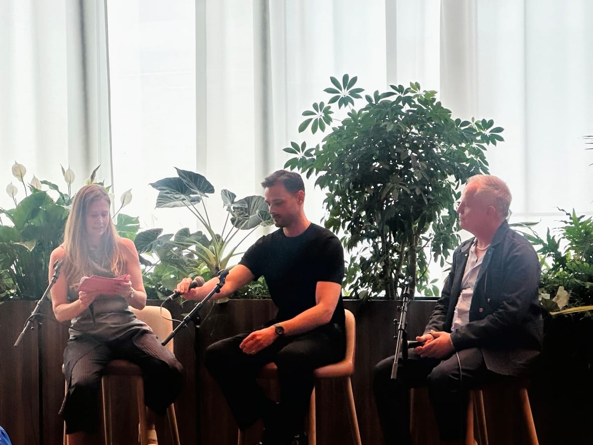 Jonne ter Braak in gesprek met Arnout van Krimpen en Thomas van Dun tijdens de opening van Unfolded Voices