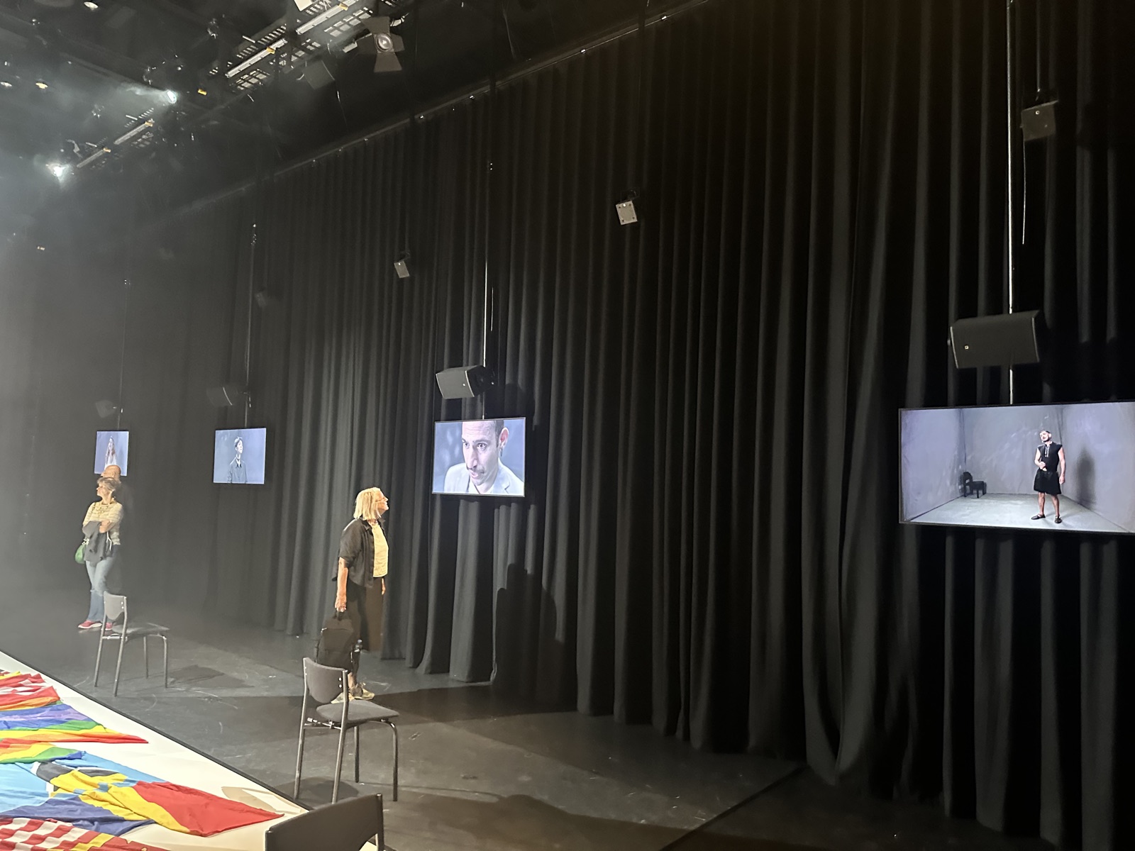 Bezoekers bekijken de videoschermen met persoonlijke verhalen in de installatie Unfolded Voices