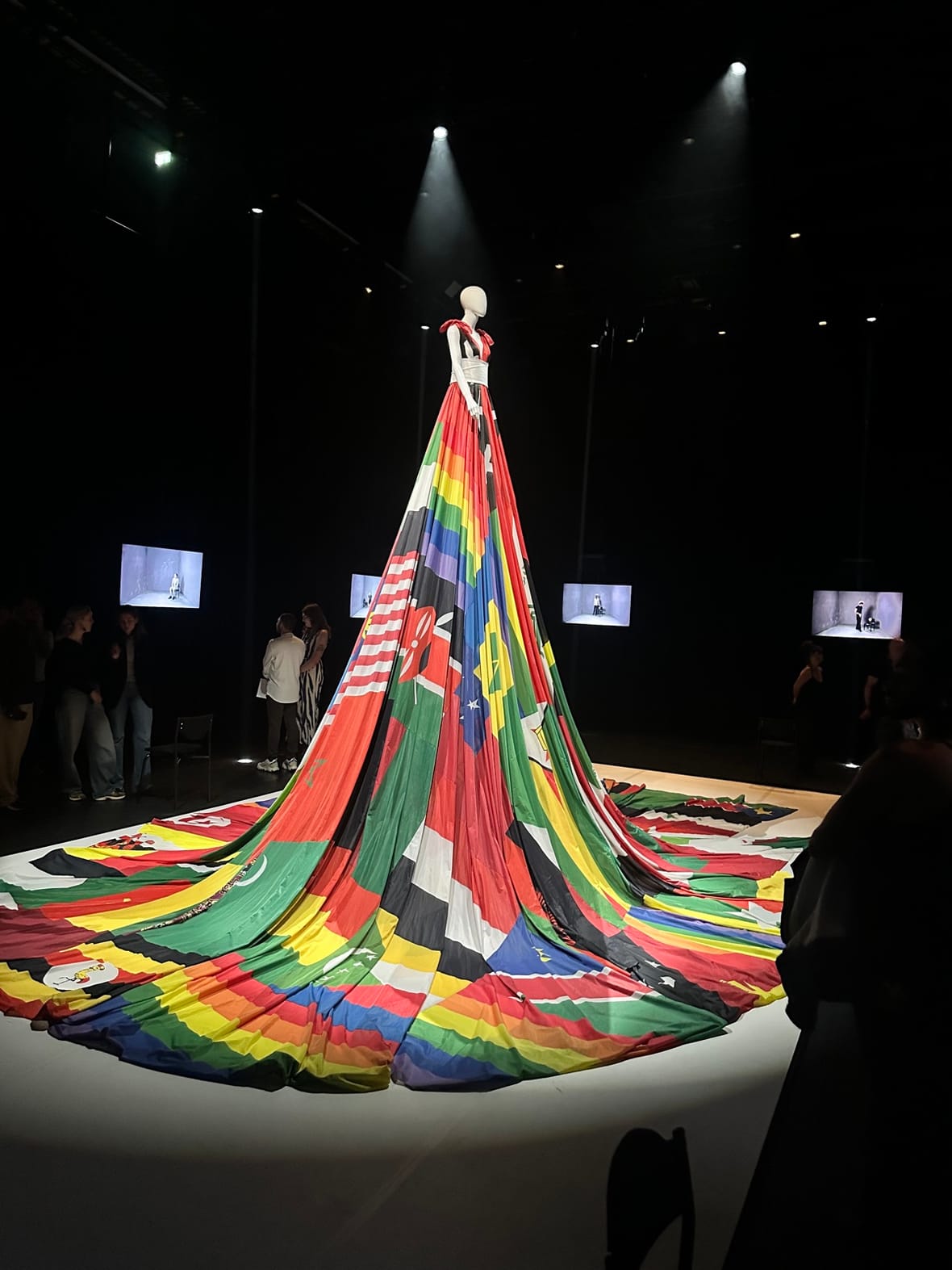 Bezoekers bij de Amsterdam Rainbow Dress tijdens de opening van Unfolded Voices